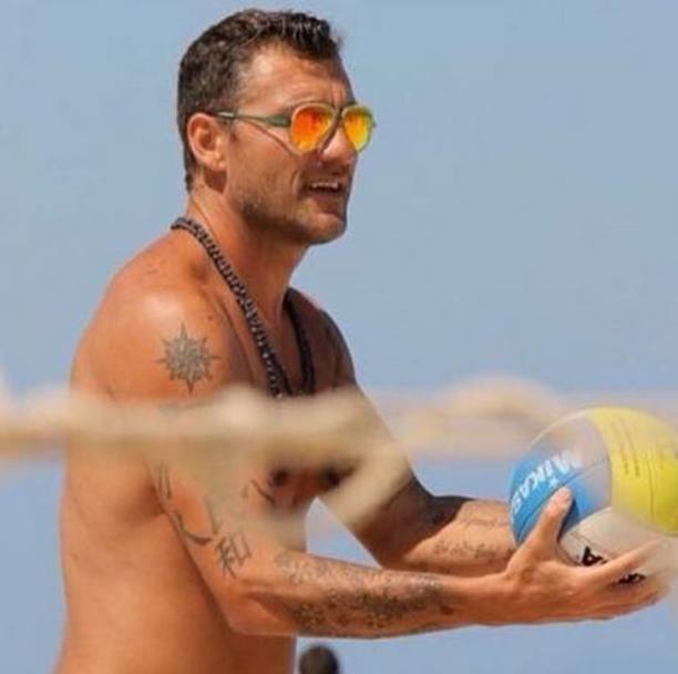 Bobo Vieri gioca a beach volley. 